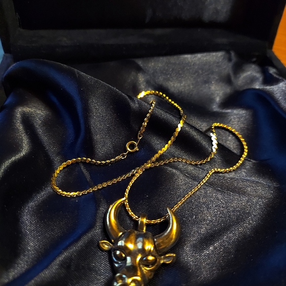Necklace with Bull Pendant/ Goldtone/ 17" Chain/ 1.25" Pendant. - Picture 3 of 8